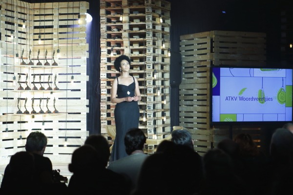 Die aand begin, Lynelle Kenned is op die verhoog