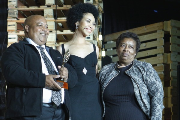 John Nicholson, van die Omega View-projek, Lynelle Kenned en Gayle Nicholson