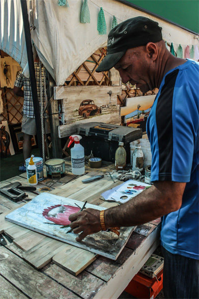 Kuns in aksie. Feesgangers kon orals sien hoe kunstenaars en entrepreneurs hulle produkte vervaardig.