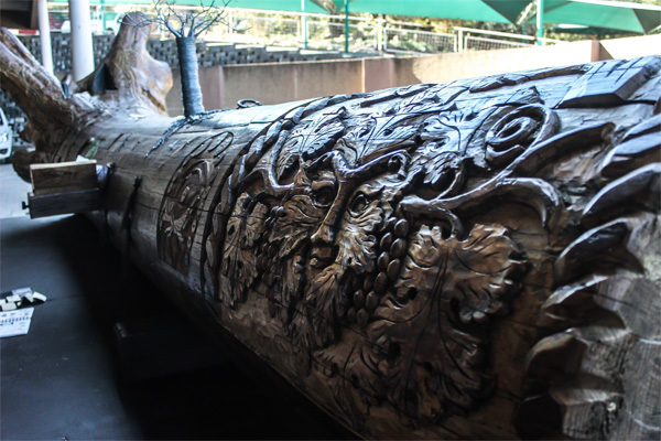 By die My XXX-kunsuitstalling is hierdie boom te sien. Dit is al oor ’n menigte kontinente gestuur en deur verskeie kunstenaars versier.