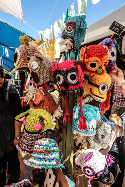 Handgemaakte produkte is aan die orde van die dag wanneer feesgangers die beursie nader hark. 